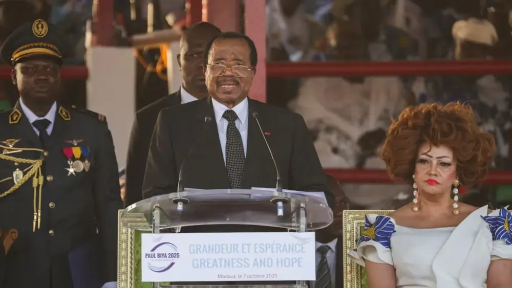 el-presidente-de-camerun-paul-biya-de-92-anos-habla-junto-a-su-esposa-chantal-biya-en-maroua-camerun